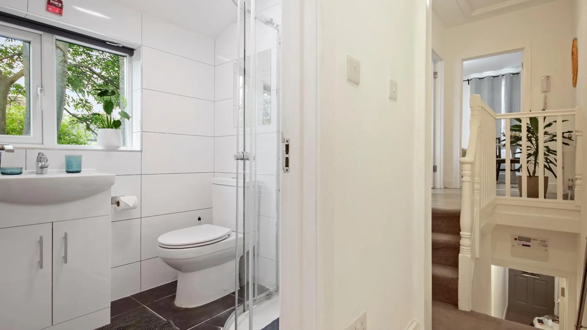 Modern 2 Bed East London Home By Rebby Properties Sleeps 5 Near Canning Town Station 0*,  United Kingdom