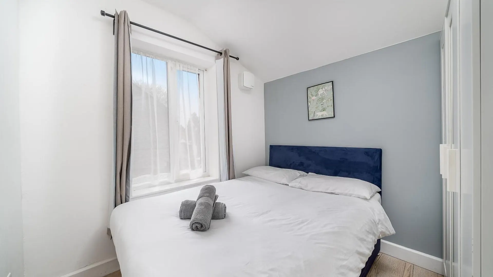 Modern 2 Bed East London Home By Rebby Properties Sleeps 5 Near Canning Town Station Apartment